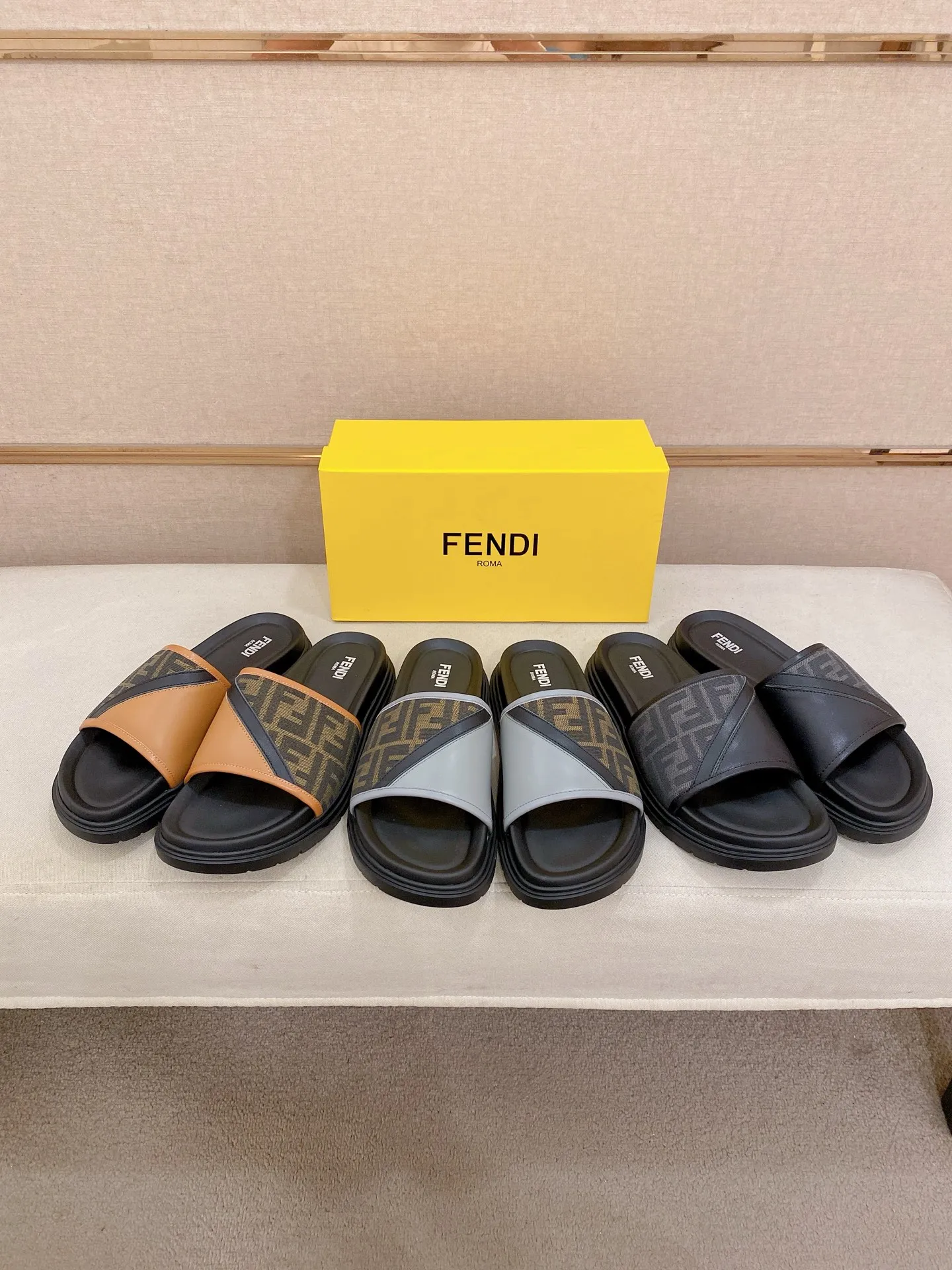Factory price: 320💰 [Fendi Slippers] High-end brand of men's shoes, official website 1:1 latest masterpiece: original mold customization, the fabric is made of imported original materials, upgraded outsole, lighter and non-slip. The market's top quality, simple yet tasteful, a must-have for fashionistas, fashionable at your feet, full of confidence, the same style at the counter 👍The season of summer slippers is here. Code: 38-44 (45 is custom-made and cannot be returned or exchanged)
